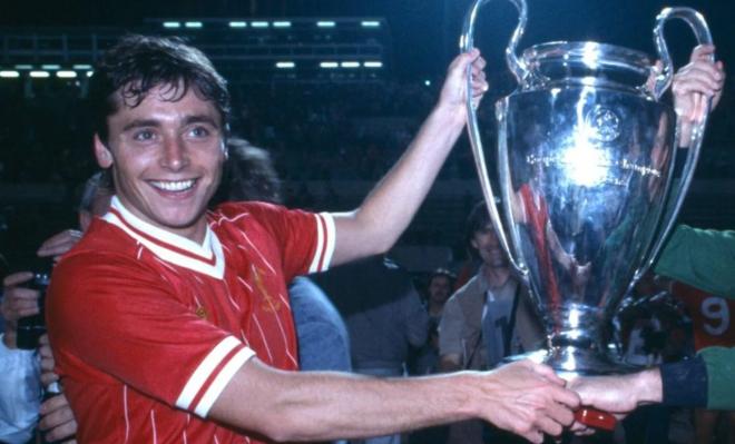 Michael Robinson levanta la Copa de Europa ganada por el Liverpool en 1984 (Foto: EFE).