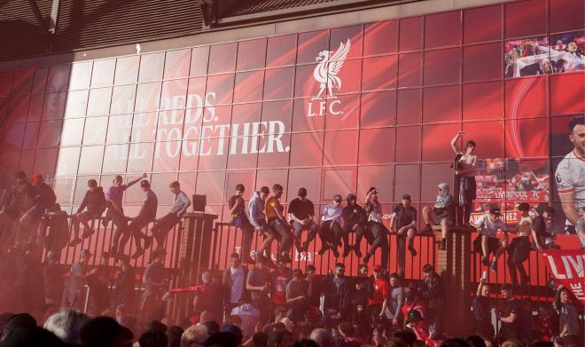 Aficionados del Liverpool celebran la Premier League en Anfield (Foto: Cordon Press).