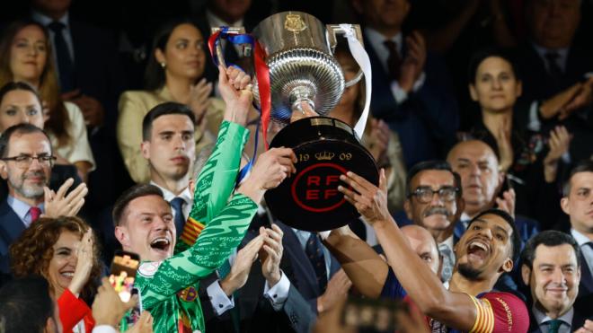 Ter Stegen y Ronald Araujo levantando la Copa del Rey (Fuente: EFE)