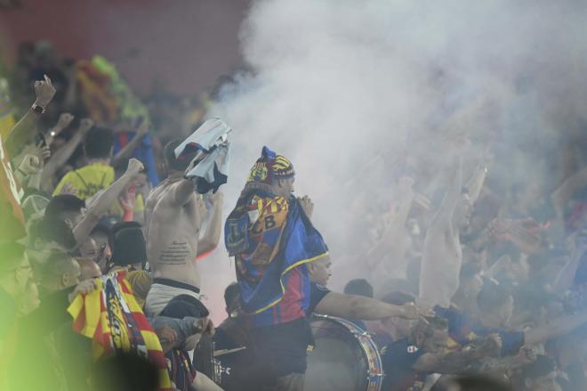 La afición culé enloquece con el gol de Koundé (Foto: Kiko Hurtado)