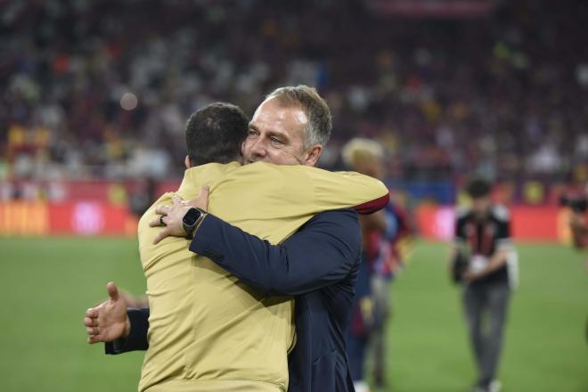 Hansi Flick se abraza con un miembro del cuerpo técnico (Foto: Kiko Hurtado)