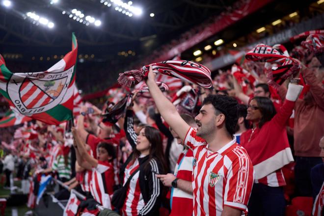 La afición zurigorri se deja todo apoyando en San Mamés (Foto: Athletic Club).