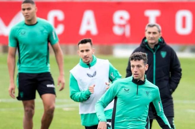 Ernesto Valverde observa entrenar a sus jugadores en las instalaciones de Lezama (Foto: Athletic Club).
