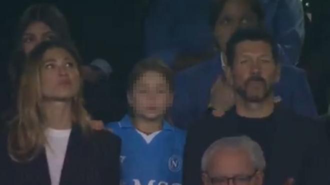 Diego Simeone, presente junto a su familia en el Diego Maradona de Nápoles (Captura: DAZN)