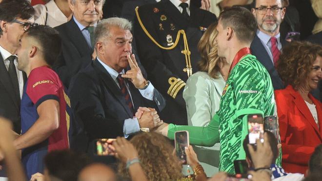 Joan Laporta y el gesto a Wojciech Szczesny (Cordon Press)