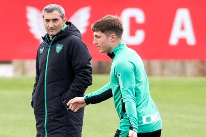 Ernesto Valverde observa entrenar a Mikel Jauregizar en Lezama (Foto: Athletic Club).