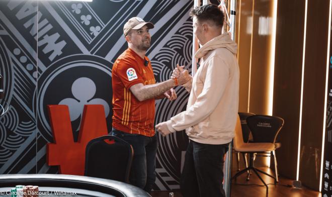 Joaquín Lafoz, campeón del CNP Winamax Barcelona, recibe la enhorabuena de Tomasz, el segundo