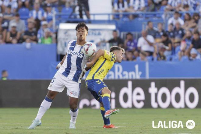 Renato Tapia y Alberto Moleiro pelean un balón en el Leganés-Las Palmas (Foto: LALIGA).