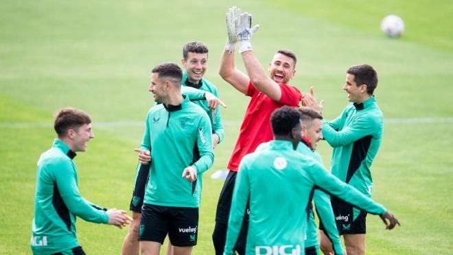 Risas del meta Unai Simón con sus compañeros en el entrenamiento del equipo de Ernesto Valverde en Lezama (Foto: Athletic Club).