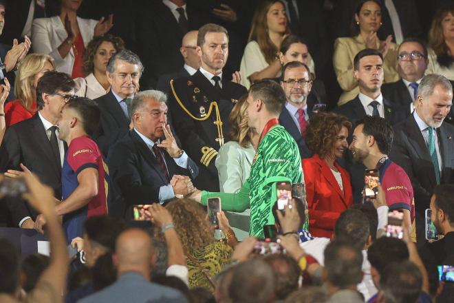 Joan Laporta y el gesto a Szczesny en la celebración de Copa (Cordon Press)