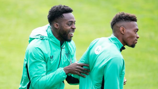 Iñaki Williams vacila a su compañero Álvaro Djaló en Lezama (Foto: Athletic Club).