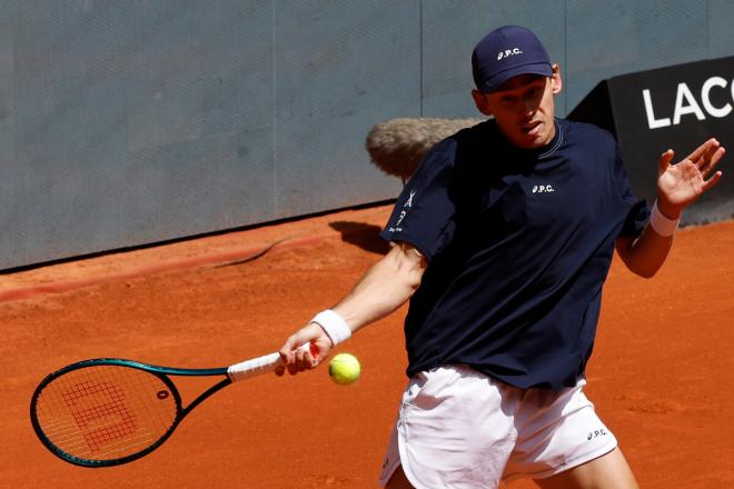 Álex de Miñaur, durante su partido ante Shapovalov en el Mutua Madrid Open (Foto: Cordon Press).
