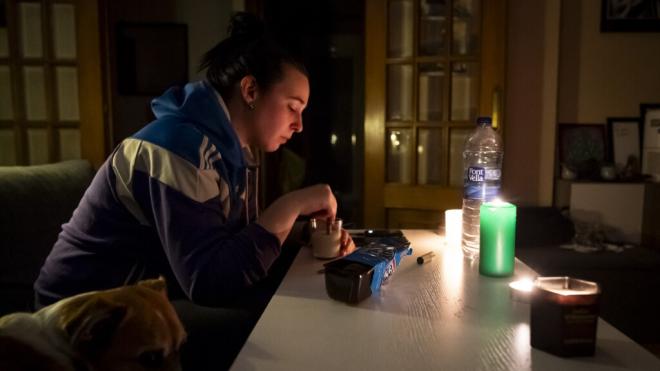 Una mujer se ilumina en su casa con velas durante el apagón eléctrico (Foto: A. Pérez Meca/Europ