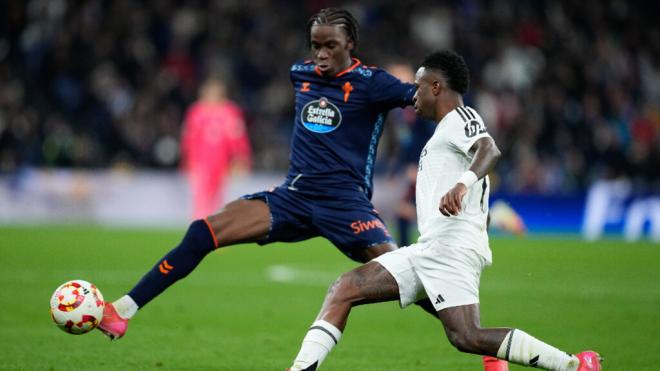 Ilaix Moriba contra Vinicius Junior (Europa Press)
