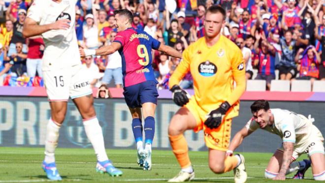 Robert Lewandowski marcando gol contra el Real Valladolid (Cordon Press)