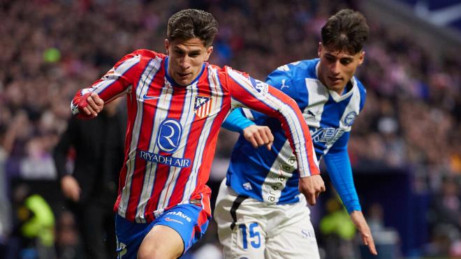 Giuliano Simeone y Carlos Martín, en el Atlético de Madrid-Alavés (Cordon Press)