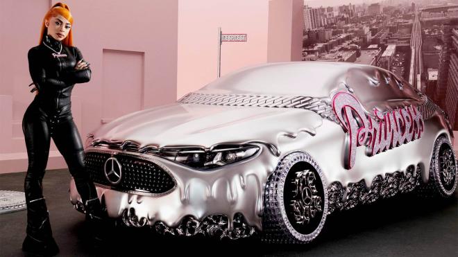 Ice Spice, junto a su diseño del Mercedes-Benz CLA.