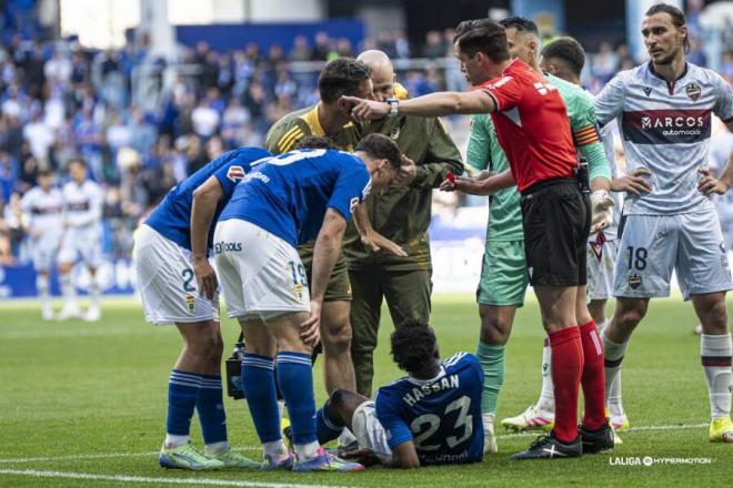 Hassan, con problemas físicos durante el Oviedo-Levante (Foto: LALIGA).