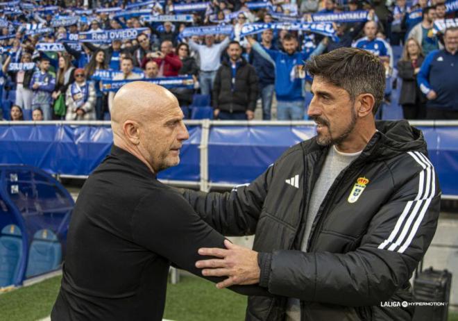 Julián Calero y Veljko Paunovic se saludan antes del Oviedo-Levante (Foto: LALIGA).