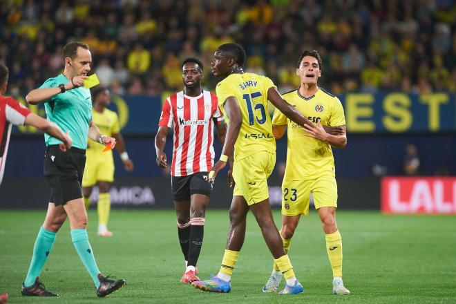 Thierno Barry recibe una tarjeta en el Villarreal-Athletic (Foto: Cordon Press).
