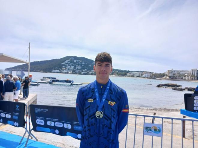 Cristóbal Vargas posa con su medalla tras la prueba.