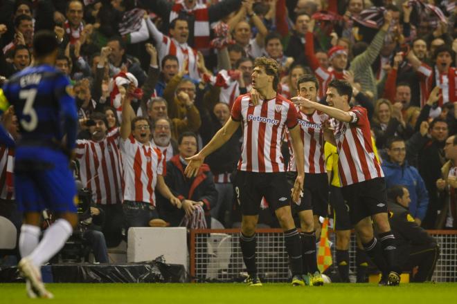 Fernando Llorente anotando gol ante el Manchester United (Cordon Press)