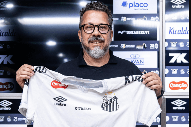 Cléber Xavier posa con la camiseta del Santos (FOTO: SANTOS FC).