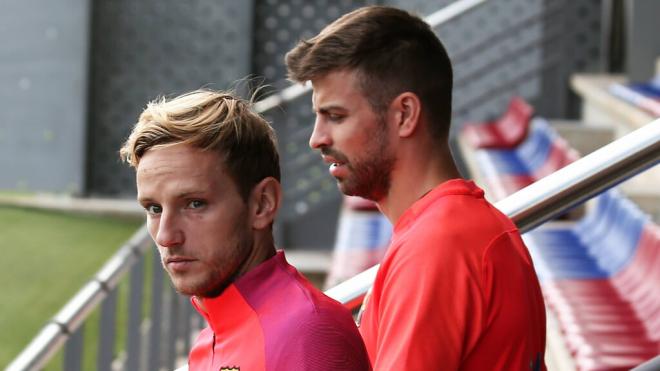 Ivan Rakitic junto a Gerard Piqué (Cordon Press)