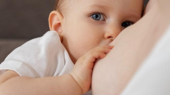 Bebé tomando leche materna (Foto: Freepik)