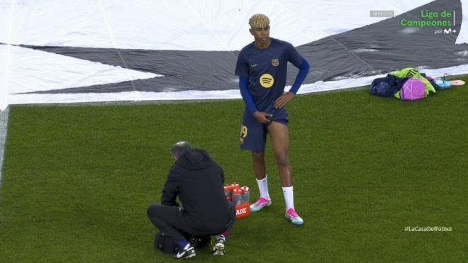 Lamine Yamal, atendido por los médicos en el calentamiento del Barça-Inter (Movistar+)