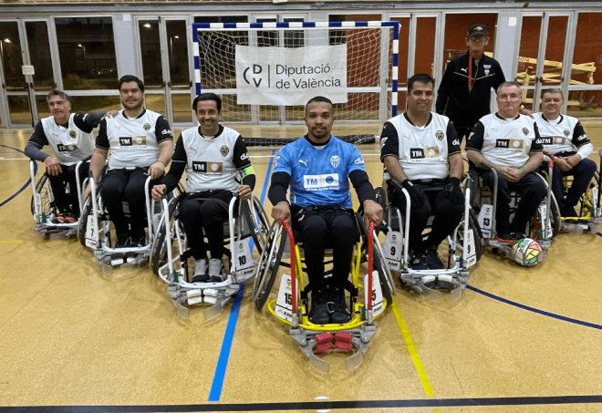 Luis Peinado (izquierda) y Topher Triviño (tercero por la izquierda) son campeones de España de pádel en silla