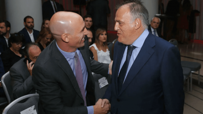 Luis Rubiales y Javier Tebas se saludan durante un acto (Foto: EFE).