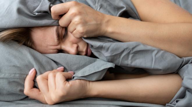 Mujer con problemas para dormir (Foto: Freepik)