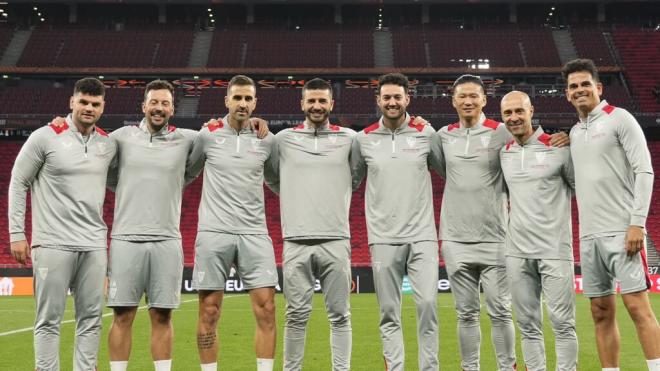 Ramón Vázquez, junto a su equipo, tras ganar la Europa League con José Luis Mendilibar (Foto: Re
