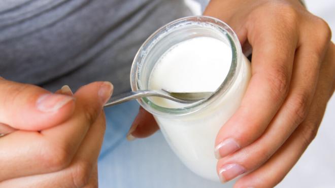 Mujer comiéndose un yogur (Foto: Freepik)