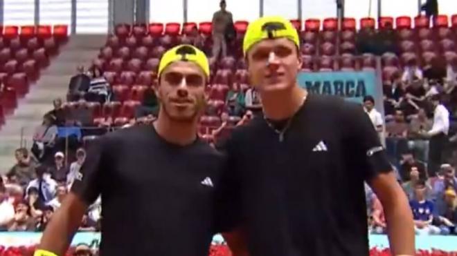 Francisco Cerúndolo y Jakub Mensik en el Mutua Madrid Open (Captura de @TennisTV)