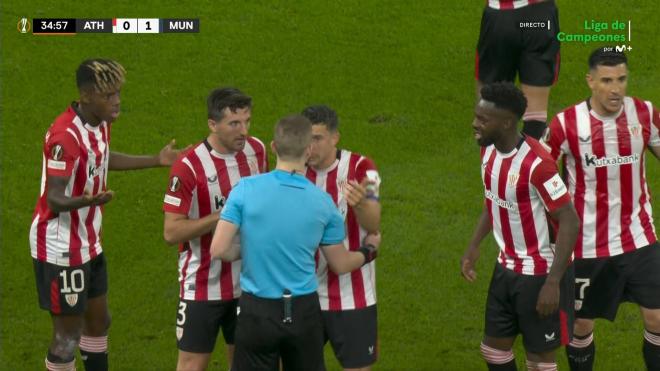 El cabreo de Dani Vivian tras su penalti en el Athletic-Manchester United.