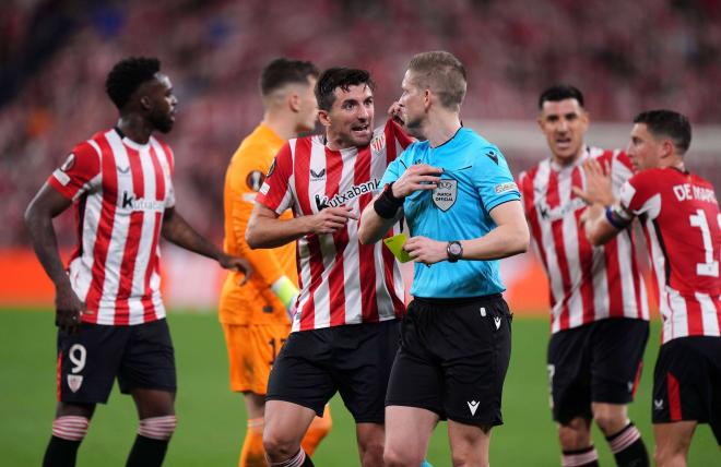 Dani Vivian protesta a Espen Eskas en el Athletic Club - Manchester United de San Mamés (Foto: Cordon Press).