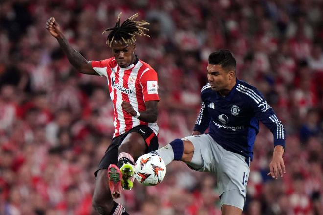 Nico Williams y Casemiro pelean un balón en el Athletic-Manchester United (Foto: Cordon Press).