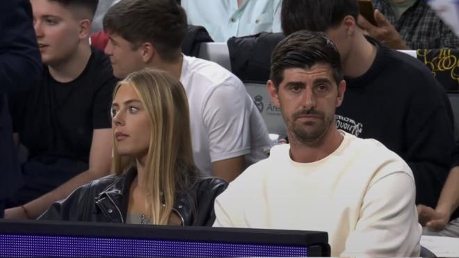 Courtois presente en el partido de la eliminación del Madrid de baloncesto (Redes sociales)