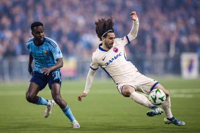 Marc Cucurella despeja un balón en el Djurgardens-Chelsea (Foto: EFE).