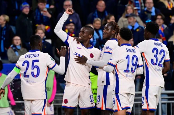 Nico Jackson celebra uno de sus goles en el Djurgardens-Chelsea (Foto: EFE).