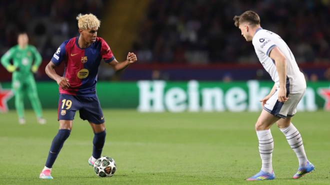 Lamine Yamal ante Piotr Zielinski, durante el Barcelona-Inter (foto: Cordon Press).