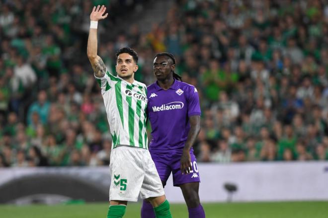 Marc Bartra, ante Moise Kean (Foto: Kiko Hurtado).