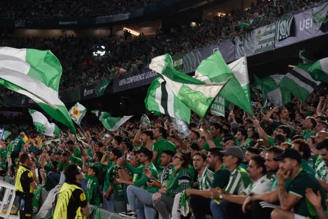 La afición del Betis tras el encuentro ante la Fiorentina (Foto: Kiko Hurtado).
