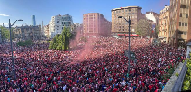 Locura para recibir el autobús del Athletic Club en Moyua.