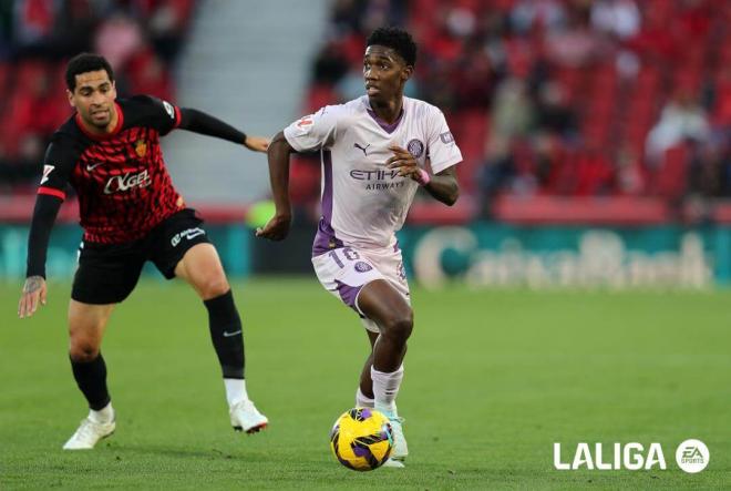 Yáser Asprilla se marcha de Omar Mascarell en el Mallorca-Girona (Foto: LALIGA).