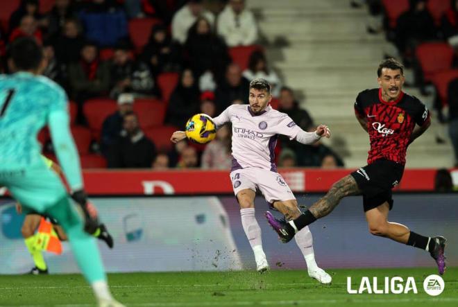Portu centra delante de Antonio Sánchez en el Mallorca-Girona (Foto: LALIGA).