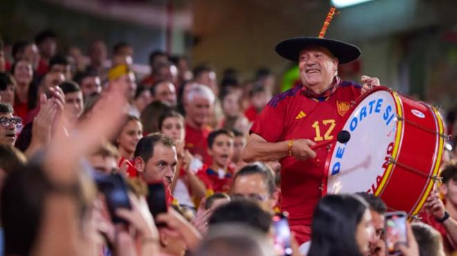 Manolo el del Bombo, en un partido de España (Redes sociales)