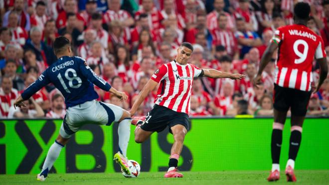 Maroan Sannadi chuta ante el Manchester en San Mamés (Foto: Athletic Club).